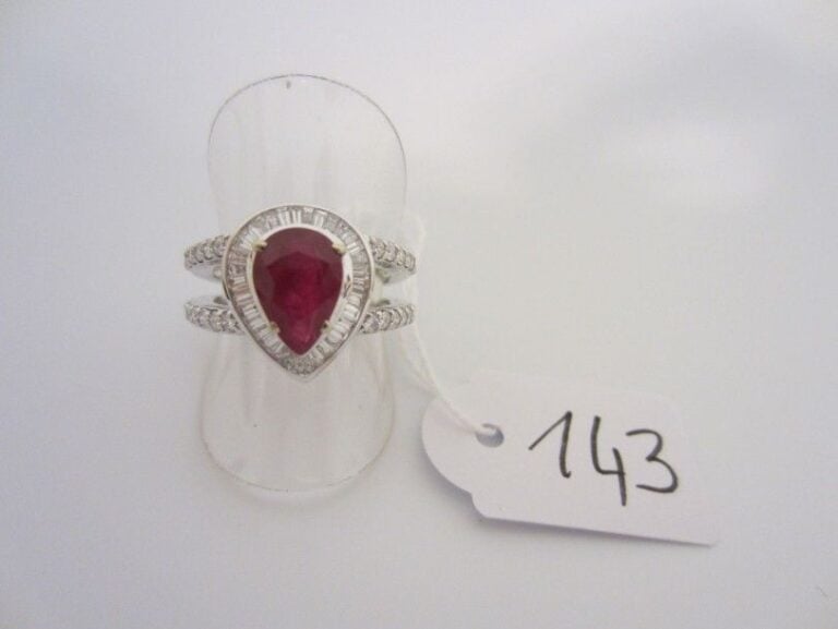 BAGUE en or gris (750 millièmes) ajouré serti d?un rubis pesant environ 2 carats, de forme poire et de diamants baguettes et taille brillan