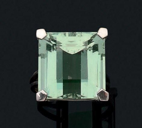 BAGUE en or gris (750 millièmes) ajourée serti d'une aigue-marine verte rectangulaire taillée à degré