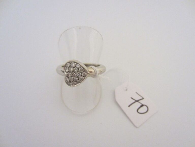 BAGUE en or gris (750 millièmes) composé d?un anneau rehaussé d?un motif «coeur» pavé de diamants, coulissan