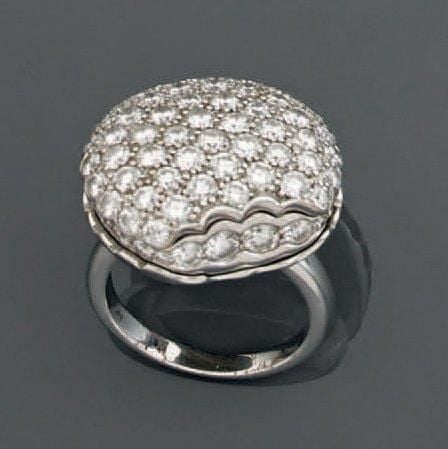 BAGUE en or gris (750 millièmes), modèle «Tentation Macaron» serti d'un pavage bombé de diamants taille brillan