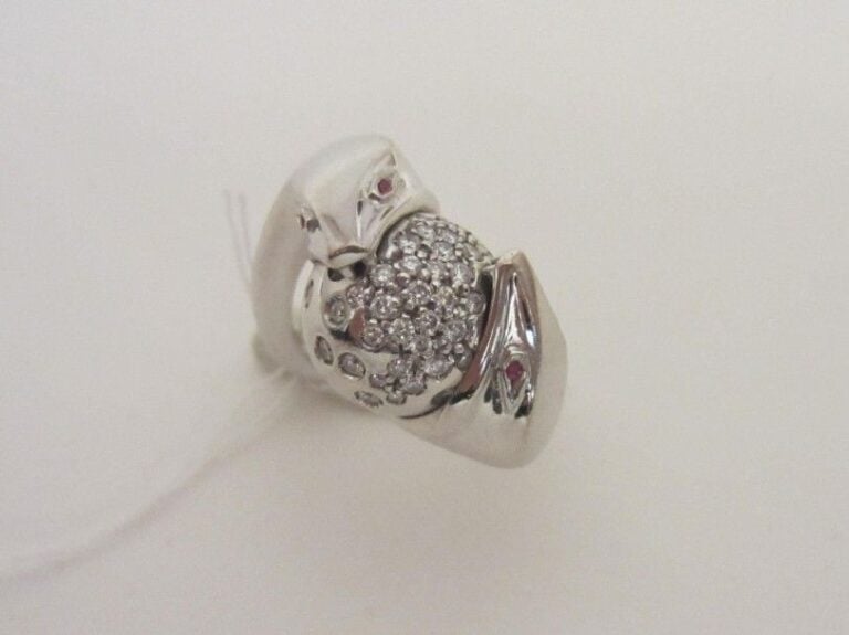 BAGUE en or gris (750 millièmes) modèle «Trouble», composé de deux «serpents», les yeux sertis de saphirs roses, retenant une boule partiellement serti de diamants taille brillan