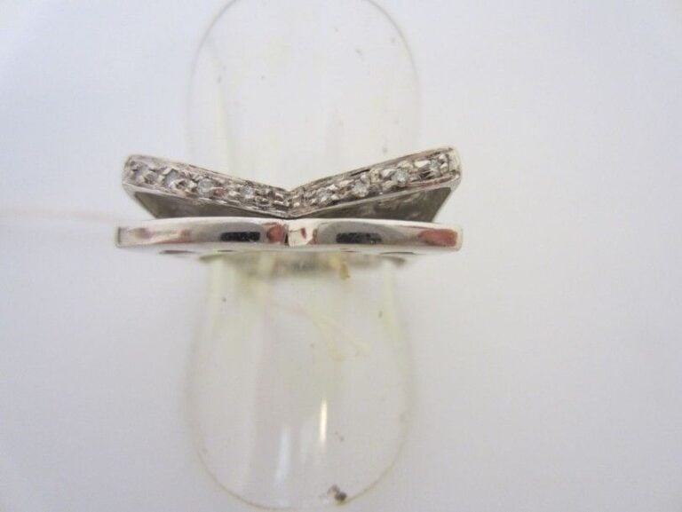 BAGUE en or gris (750 millièmes), orné de deux lignes dont une sertie de petits brillant