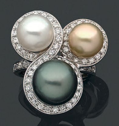 BAGUE en or gris (750 millièmes) orné de trois perles de culture grise, gold et blanche soulignées de diamant