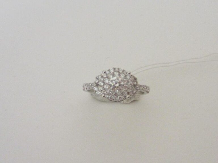 BAGUE en or gris (750 millièmes) partiellement ajouré, pavé de diamants taille brillant, dont un, au centre, plus importan