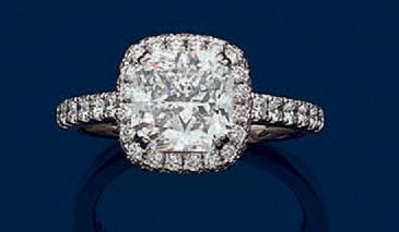 BAGUE en or gris (750 millièmes) serti d'un diamant taille coussin pesant 3,15 carats, entouré et épaulé de diamants taille brillan