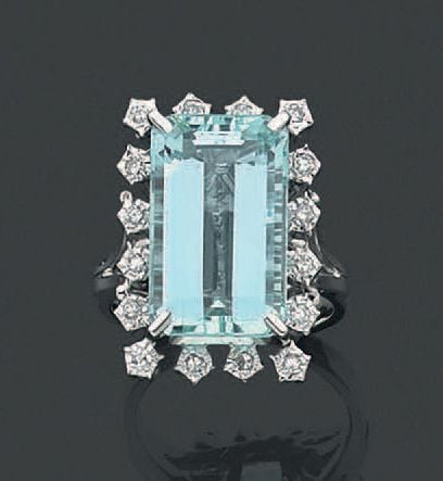 BAGUE en or gris (750 millièmes) serti d'une aigue-marine de forme rectangulaire taillée à degrés entouré de diamants 8/