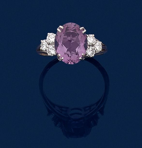 BAGUE en or gris (750 millièmes) serti d'une améthyste ovale épaulée de trois diamants taille brillant de chaque côt