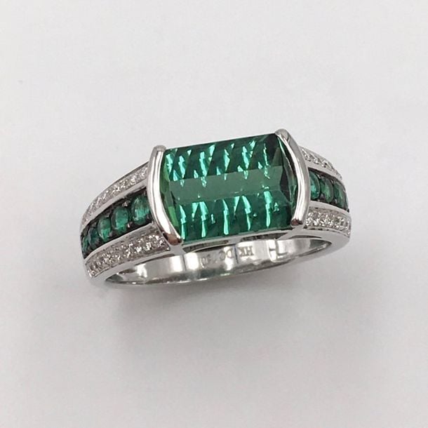BAGUE en or gris (750 millièmes) serti d'une tourmaline à culasse facettée, épaulée de diamants et tourmalines ronde