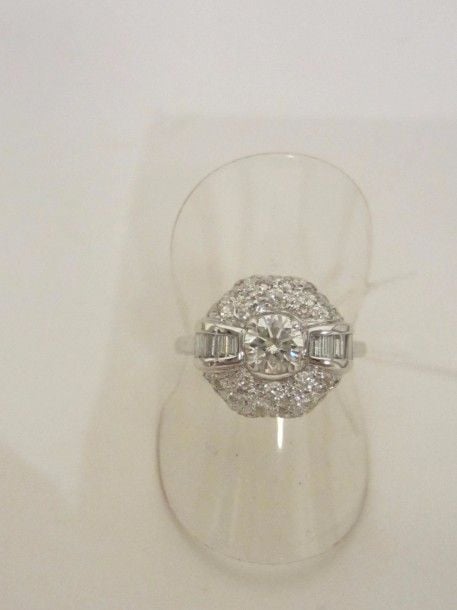 BAGUE en or gris (750 millièmes) serti de diamants baguettes et taille brillant dont un, au centre, plus importan