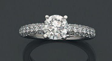 BAGUE en or gris (750 millièmes) serti de diamants taille brillant dont un, au centre, plus important pesant 1,5 cara