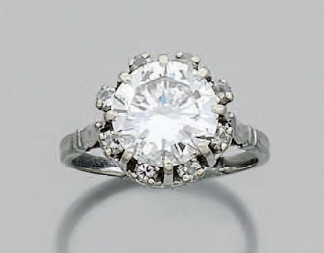 BAGUE en or gris (750 millièmes) serti de diamants taille brillant dont un, au centre, plus important pesant 3,20 carat