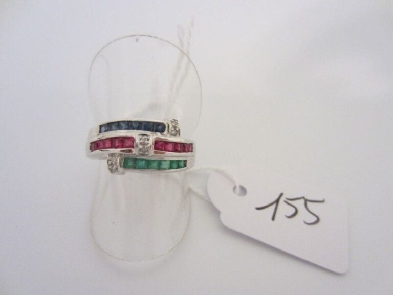 BAGUE en or gris (750 millièmes) serti de rubis, saphirs et émeraudes calibrées ponctuée de diamant