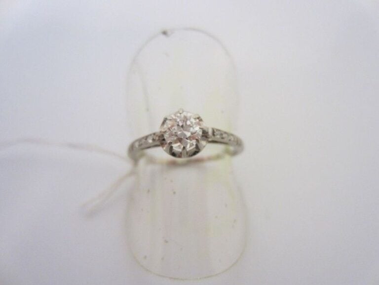 BAGUE en or gris (750 millièmes) serti d?un diamant taille brillant pesant 1,51 carats épaulé de pavages de diamant