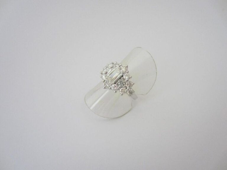 BAGUE en or gris (750 millièmes) serti d?un diamant taille émeraude pesant 1 carat en