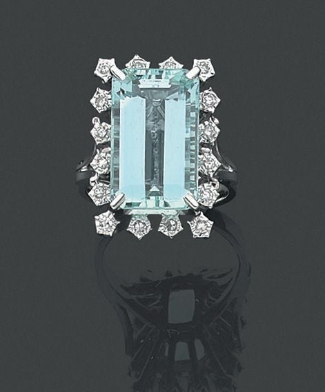 BAGUE en or gris (750 millièmes) serti d’une aigue-marine de forme rectangulaire taillée à degrés entouré de diamants 8