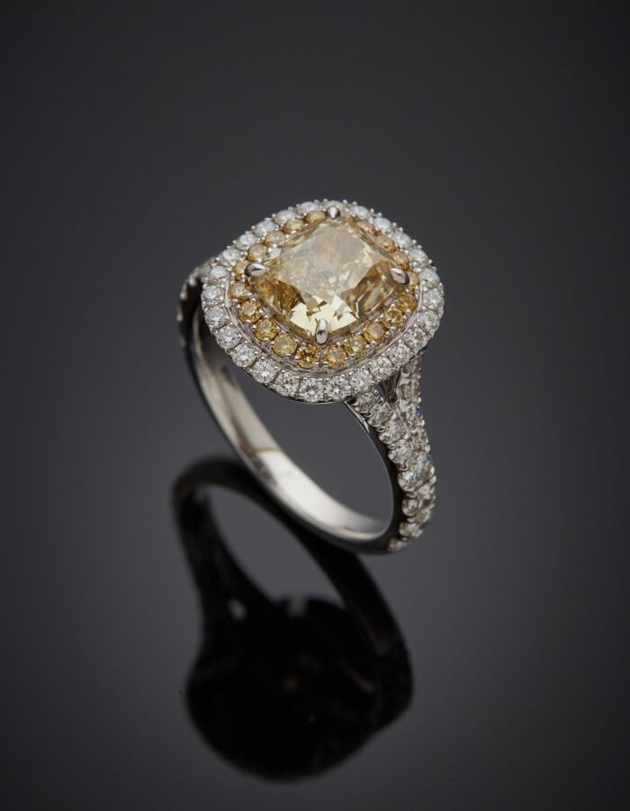 BAGUE en or gris (750‰) serti d'un diamant taille coussin pesant 1,90 carat, FA…