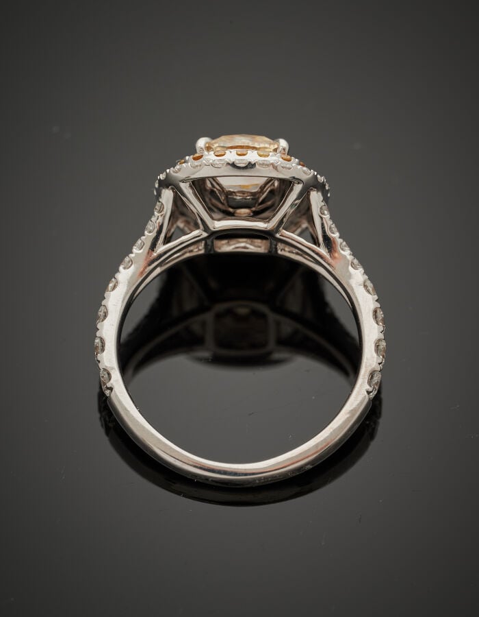 BAGUE en or gris (750‰) serti d'un diamant taille coussin pesant 1,90 carat, FA…