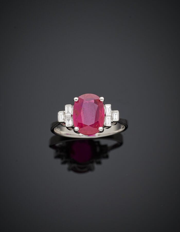 BAGUE en or gris (750‰) serti d'un rubis ovale pesant 3,03 carats, NON CHAUFFE,…