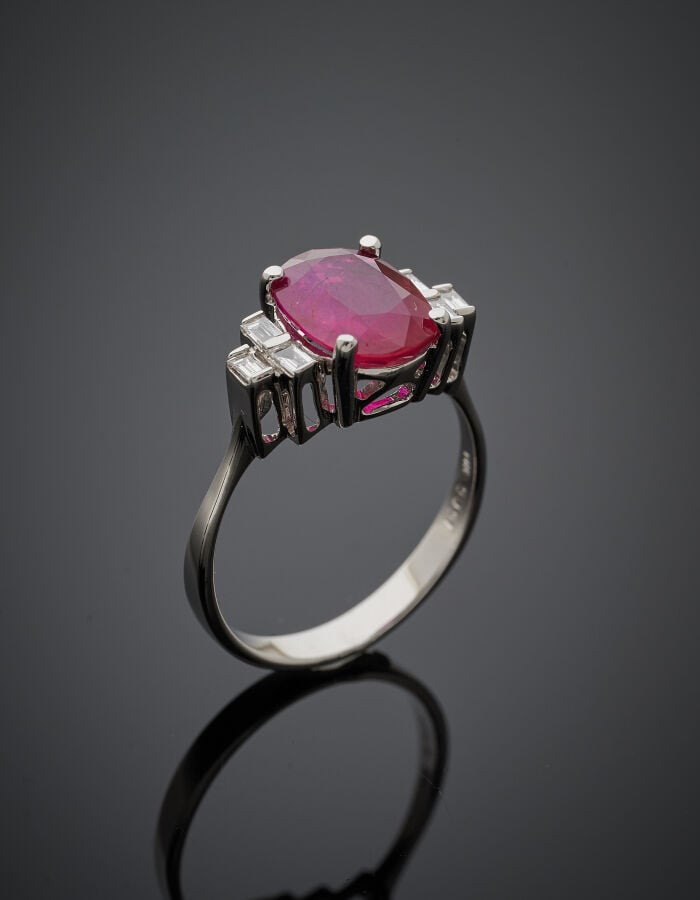 BAGUE en or gris (750‰) serti d'un rubis ovale pesant 3,03 carats, NON CHAUFFE,…