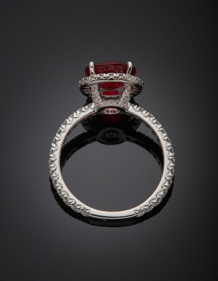 BAGUE en or gris (750‰) serti d'un rubis rond pesant 3,06 carats, entouré de di…