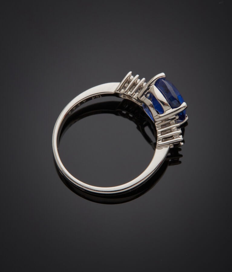 BAGUE en or gris (750‰) serti d'un saphir de forme coussin pesant 3,53 carats,…