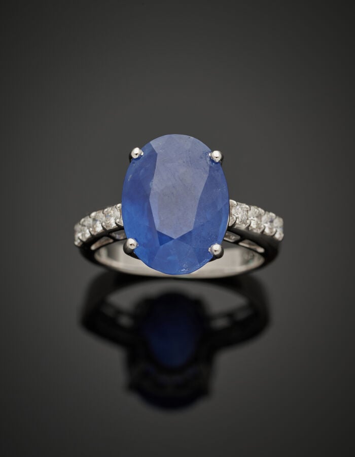 BAGUE en or gris (750‰) serti d'un saphir ovale de CEYLAN pesant 8,14 carats, é…