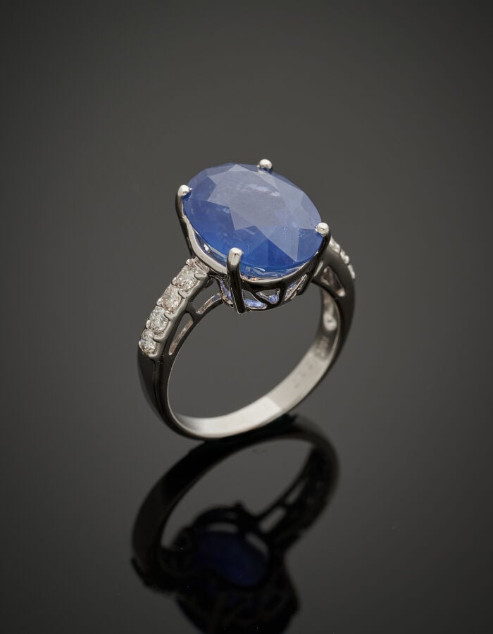 BAGUE en or gris (750‰) serti d'un saphir ovale de CEYLAN pesant 8,14 carats, é…