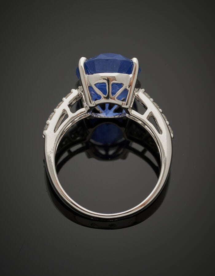 BAGUE en or gris (750‰) serti d'un saphir ovale de CEYLAN pesant 8,14 carats, é…