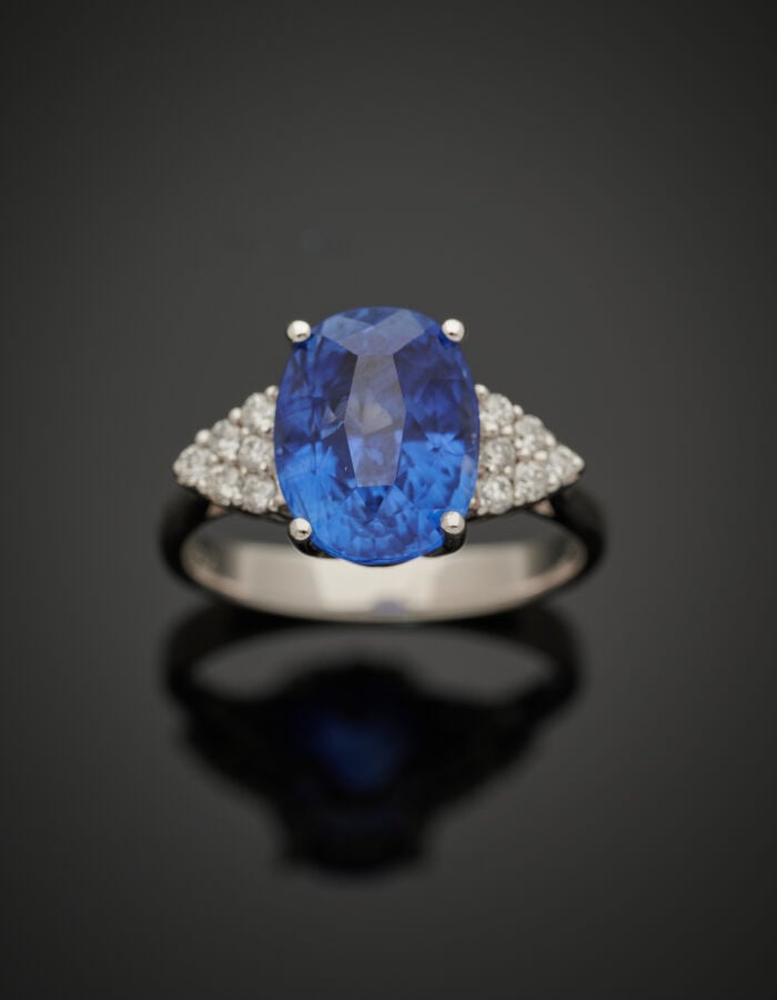 BAGUE en or gris (750‰) serti d'un saphir ovale pesant environ 5 carats, épaulé…