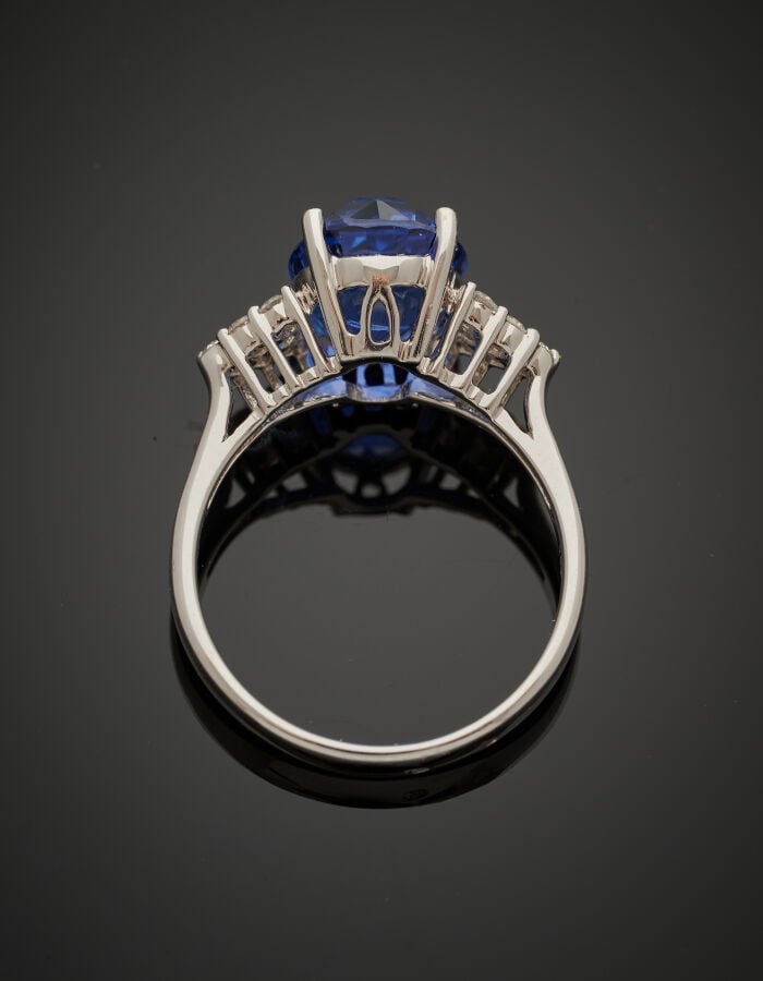 BAGUE en or gris (750‰) serti d'un saphir ovale pesant environ 5 carats, épaulé…