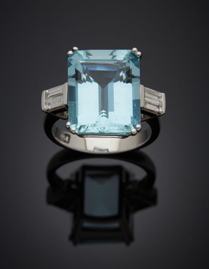 BAGUE en or gris (750‰) serti d'une aigue-marine rectangulaire taillée à degrés…