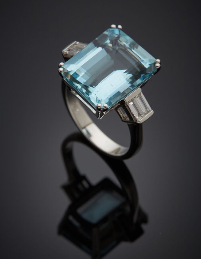 BAGUE en or gris (750‰) serti d'une aigue-marine rectangulaire taillée à degrés…