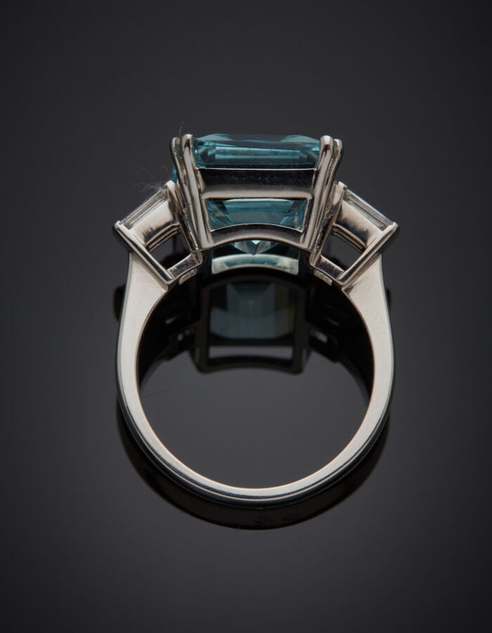 BAGUE en or gris (750‰) serti d'une aigue-marine rectangulaire taillée à degrés…