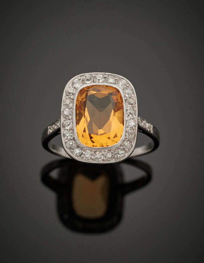 BAGUE en or gris (750‰) serti d'une citrine de forme coussin entourée et épaulé…