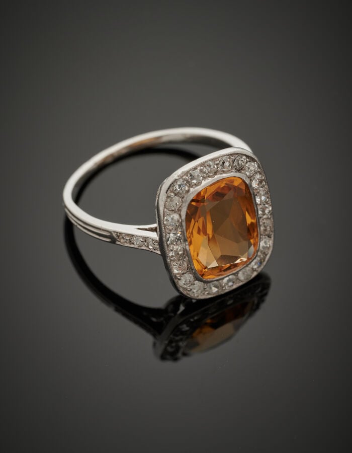 BAGUE en or gris (750‰) serti d'une citrine de forme coussin entourée et épaulé…