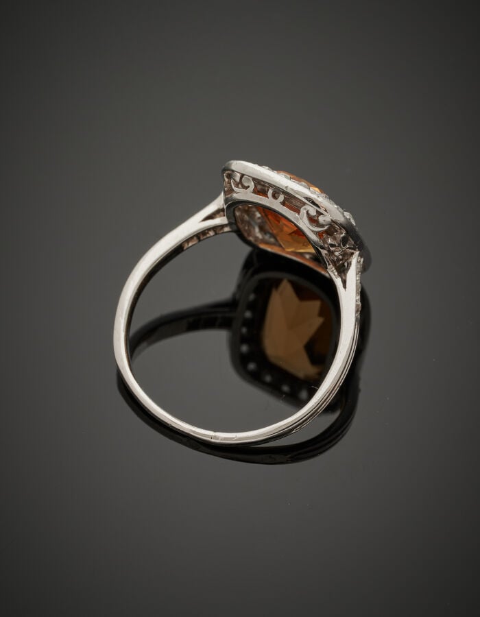 BAGUE en or gris (750‰) serti d'une citrine de forme coussin entourée et épaulé…
