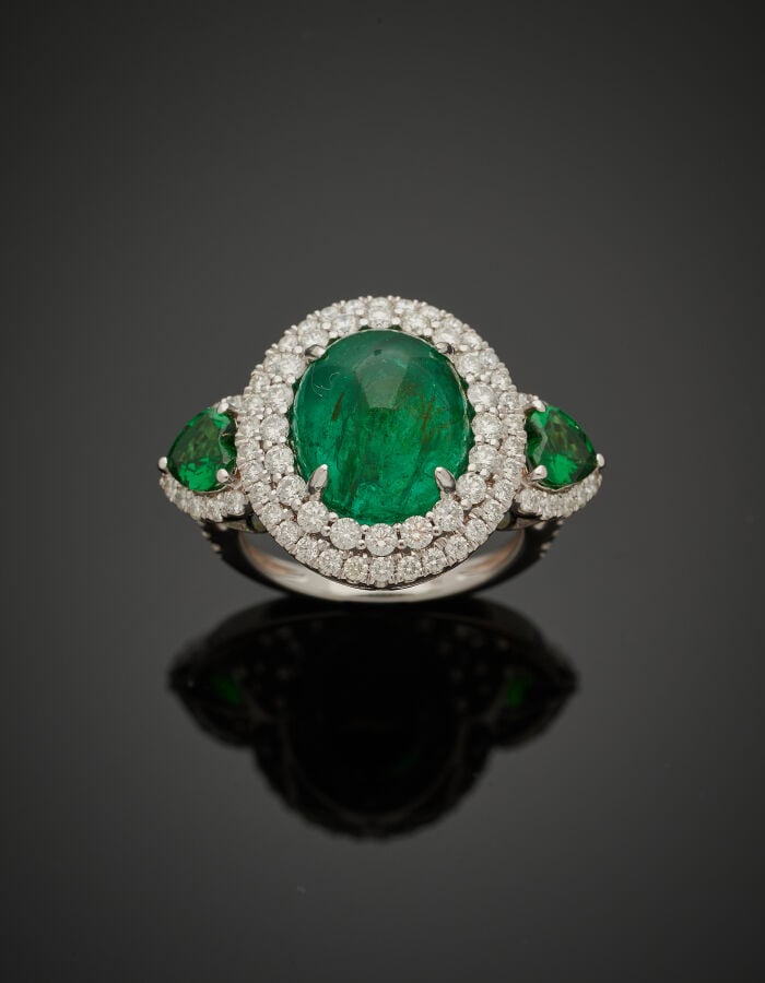 BAGUE en or gris (750‰) serti d'une émeraude cabochon ovale pesant 5,56 carats,…
