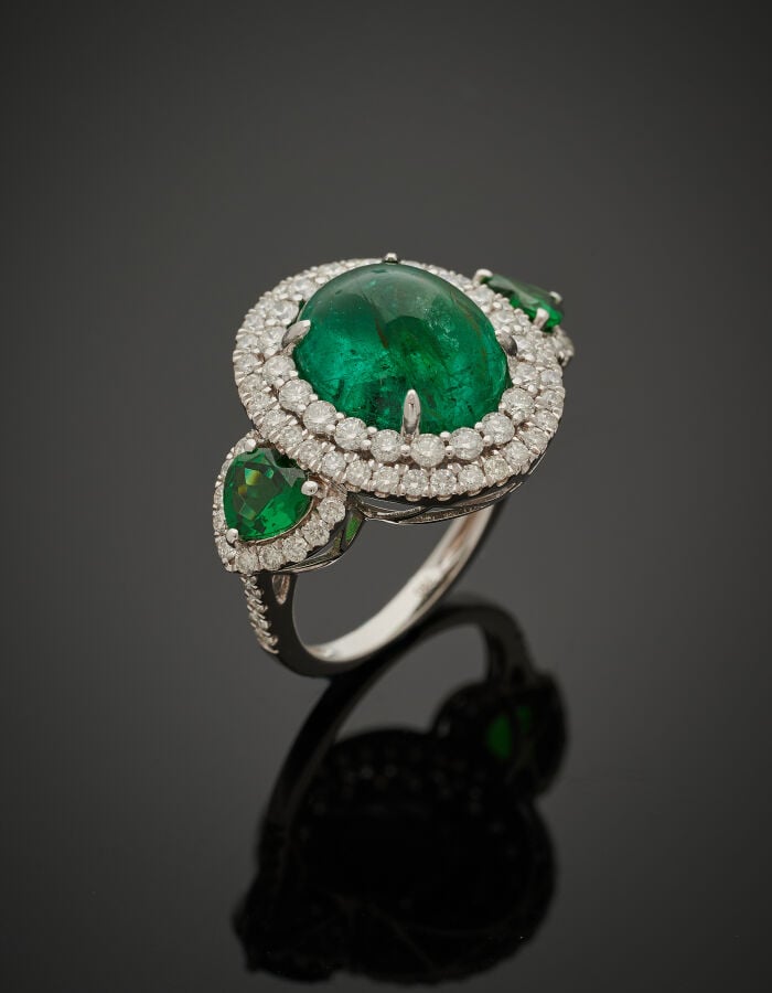BAGUE en or gris (750‰) serti d'une émeraude cabochon ovale pesant 5,56 carats,…