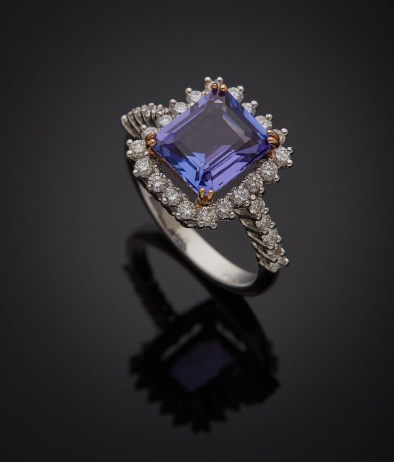 BAGUE en or gris (750‰) serti d'une tanzanite rectangulaire taillée à degrés, e…