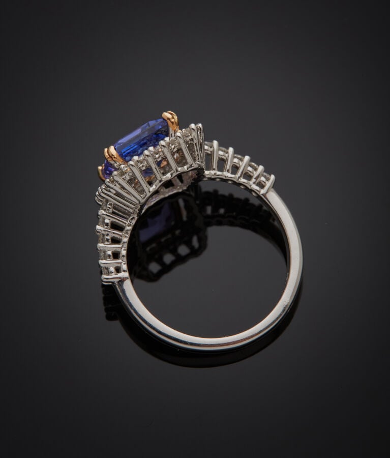 BAGUE en or gris (750‰) serti d'une tanzanite rectangulaire taillée à degrés, e…