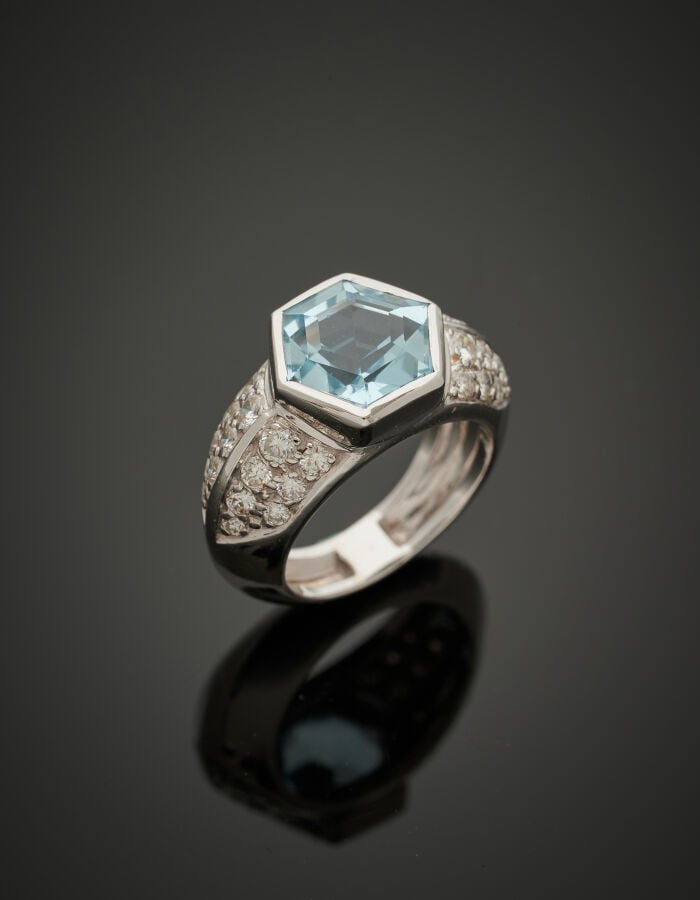 BAGUE en or gris (750‰) serti d'une topaze hexagonale, épaulée de pavages de di…