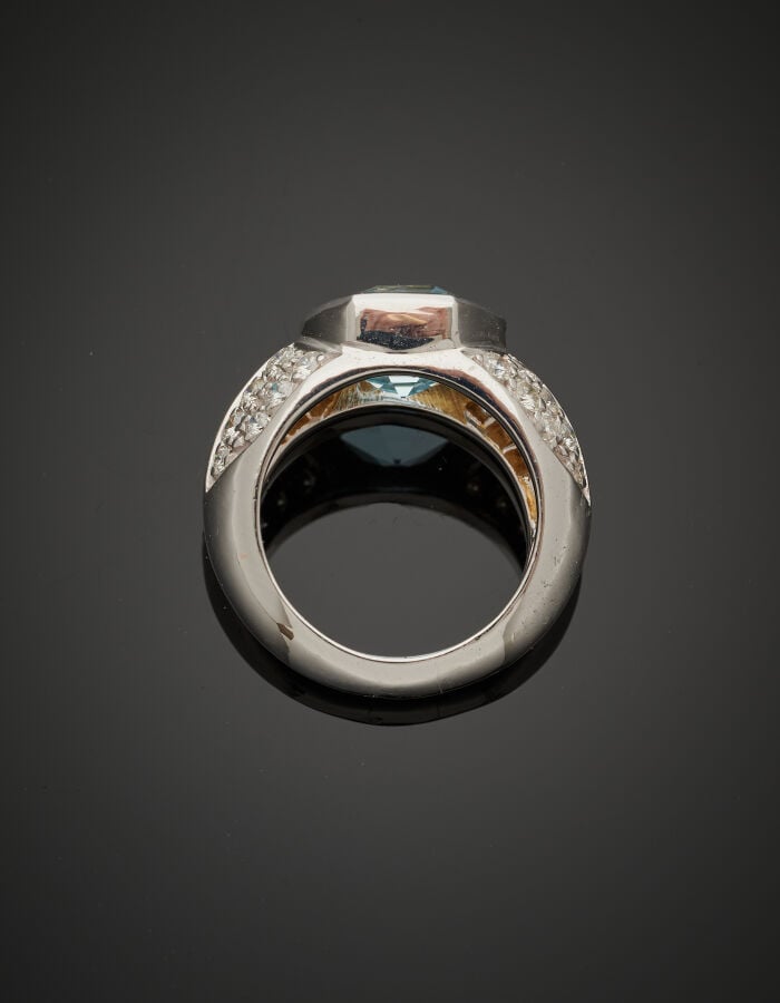 BAGUE en or gris (750‰) serti d'une topaze hexagonale, épaulée de pavages de di…