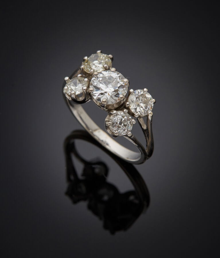 BAGUE en or gris (750‰) serti de cinq diamants taille ancienne dont un plus imp…