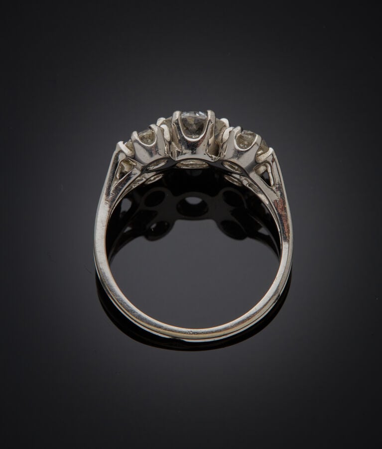 BAGUE en or gris (750‰) serti de cinq diamants taille ancienne dont un plus imp…