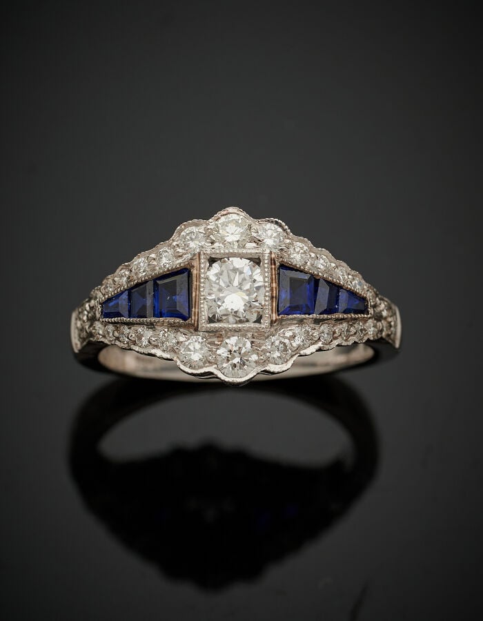BAGUE en or gris (750‰) serti de diamants taille brillant dont un au centre plu…