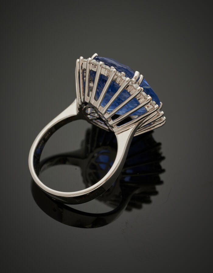 BAGUE en or gris (750‰) serti de saphir pesant 20,01 carats, entouré de 22 diam…