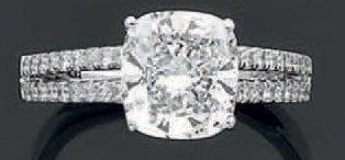 BAGUE en or gris ajouré serti d'un diamant de forme coussin pesant 3,02 carats épaulé d'alignements de diamants taille brillan