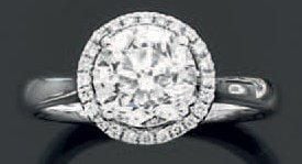 BAGUE en or gris ajouré serti d'un diamant taille brillant pesant 2,01 carats, entouré de petits diamants taille brillan