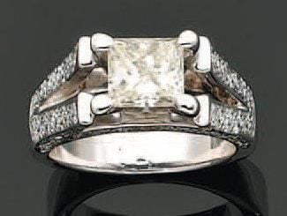 BAGUE en or gris ajouré serti d'un diamant taille princesse épaulé d'alignements de diamant