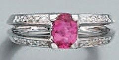 BAGUE en or gris ajouré serti d'un saphir rose ovale épaulé de deux ligne de diamants taille brillant de chaque côt